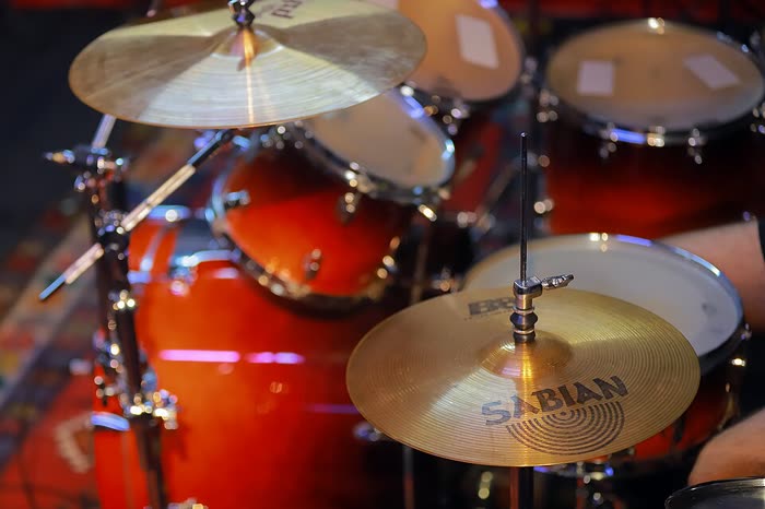 Drum kit with bass drum pedal